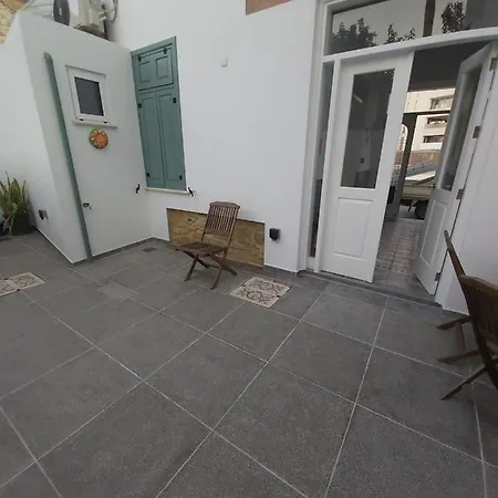 Magdalene's House אורחן